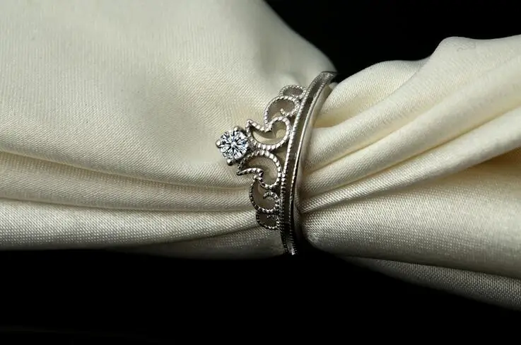 Женское кольцо из серебра 2017 пробы с фианитом | Украшения и аксессуары