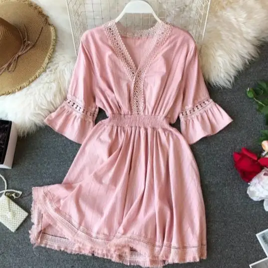 Белое платье миди с оборками и v образным вырезом летнее кисточками открытая