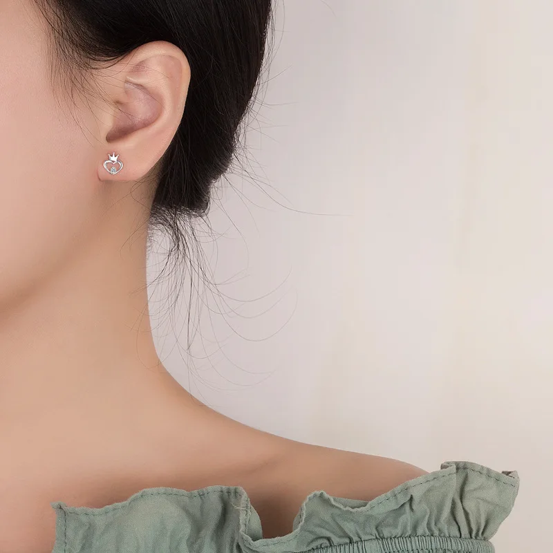 Серьги гвоздики женские из серебра 925 пробы с короной и