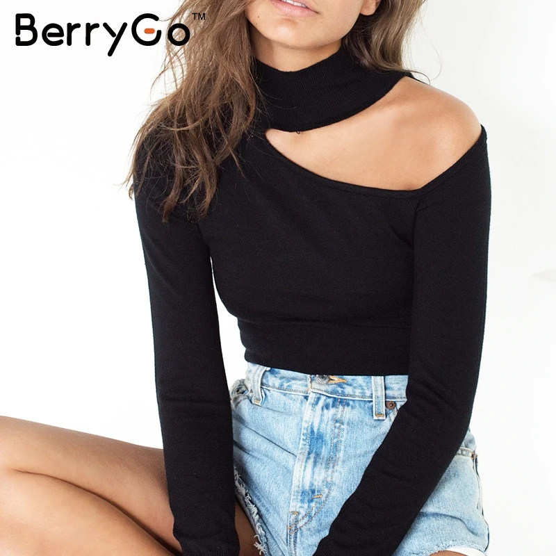 Женский трикотажный свитер BerryGo однотонный облегающий с открытыми плечами на