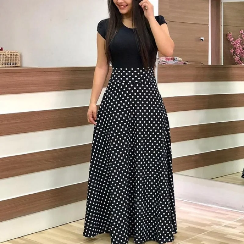 Женское длинное платье в горошек повседневное черное с коротким рукавом и