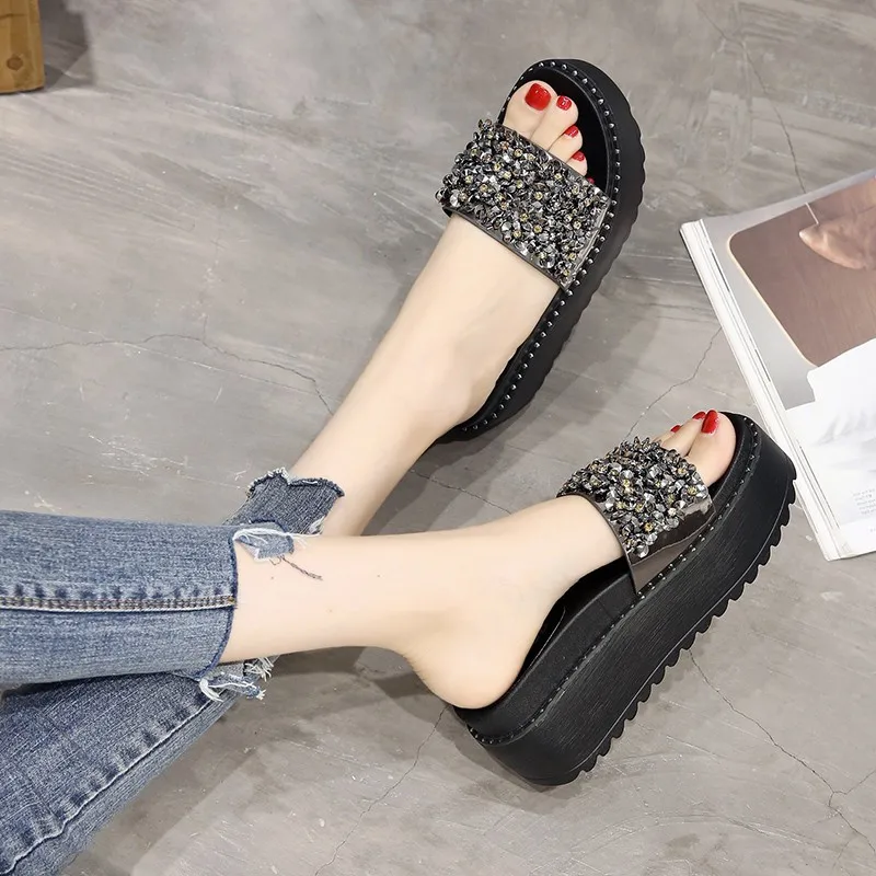 

Женские тапочки; Сезон лето; Прямой валиковый шов; Шлепанцы без задника с открытыми пальцами; «желейные» шлепанцы на высоком каблуке; Туфли ...