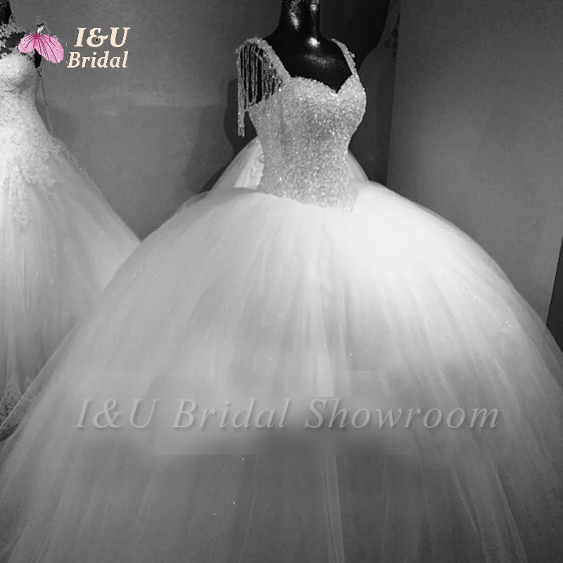 Ослепительное плотное бальное платье на бретелях спагетти с кристаллами