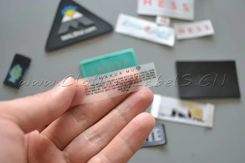 Индивидуальные этикетки из ТПУ для одежды белый фон с принтом логотипа в виде