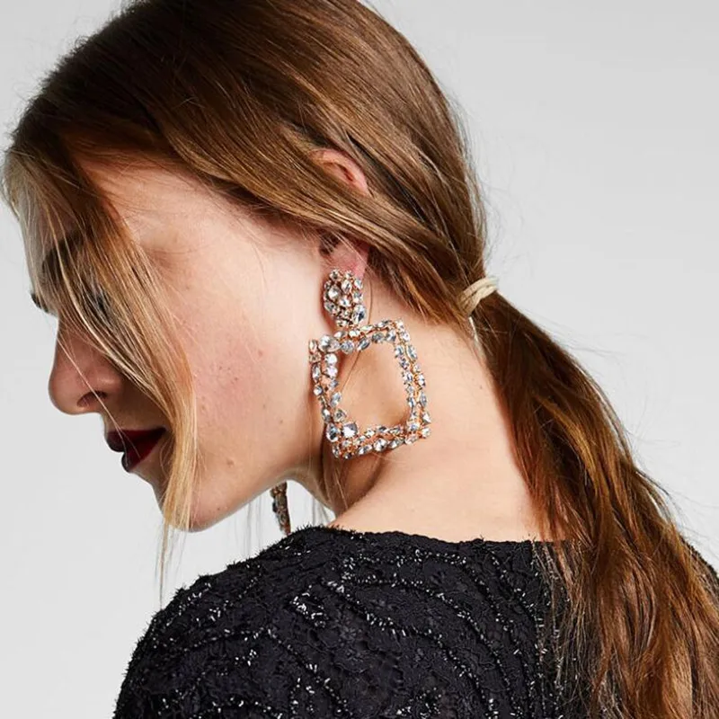 Женские массивные серьги розового цвета с большими квадратными кристаллами