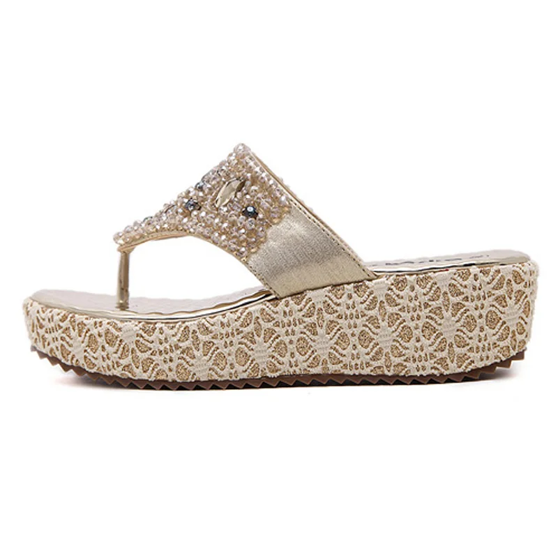 Женские шлепанцы на танкетке модные сандалии золотого цвета со стразами лето