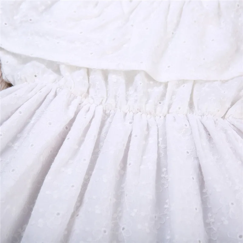 Летнее белое платье с цветочным принтом для девочек открытыми плечами и оборками