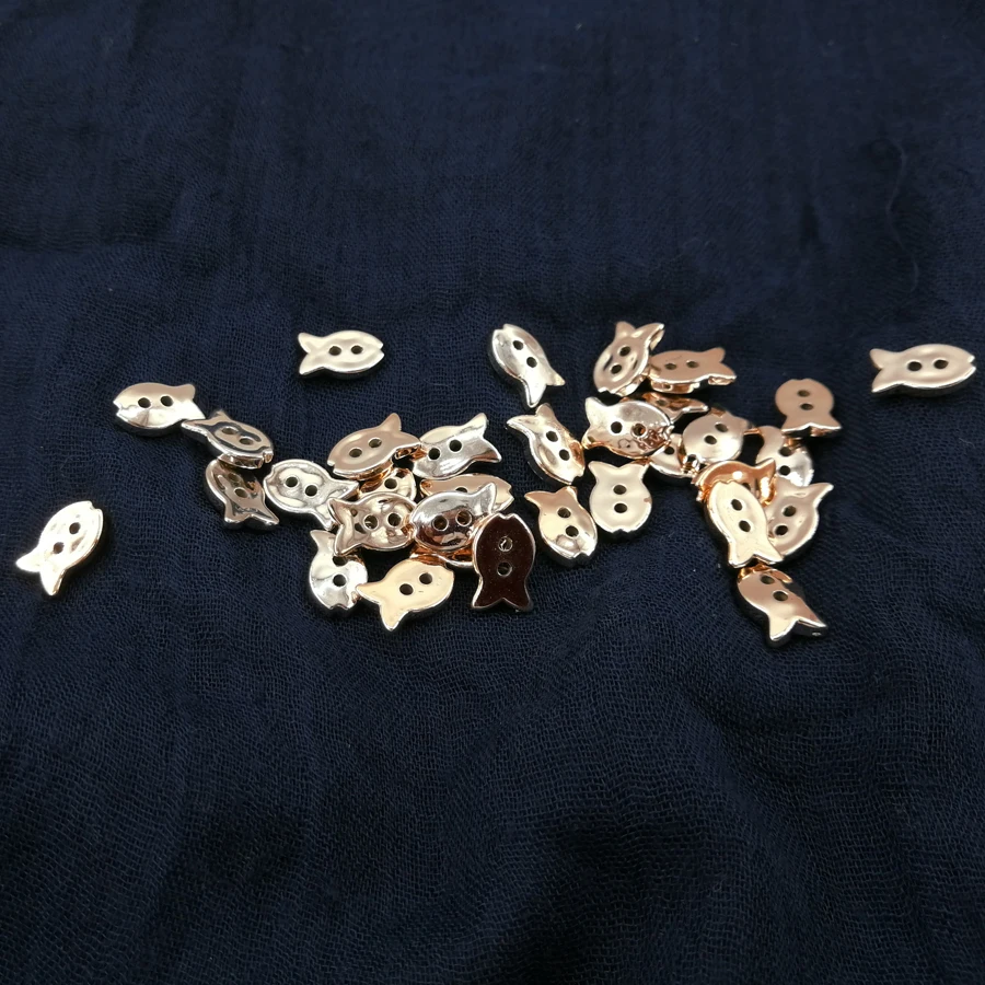 100 шт. 2 отверстия ручной золотая рыбка пуговицы Пластик плоской задней Diy Craft