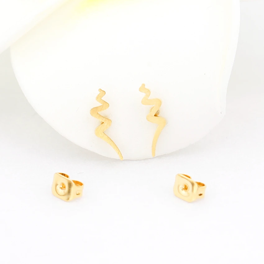 Серьги гвоздики золотого и серебряного цвета с геометрическим рисунком 10