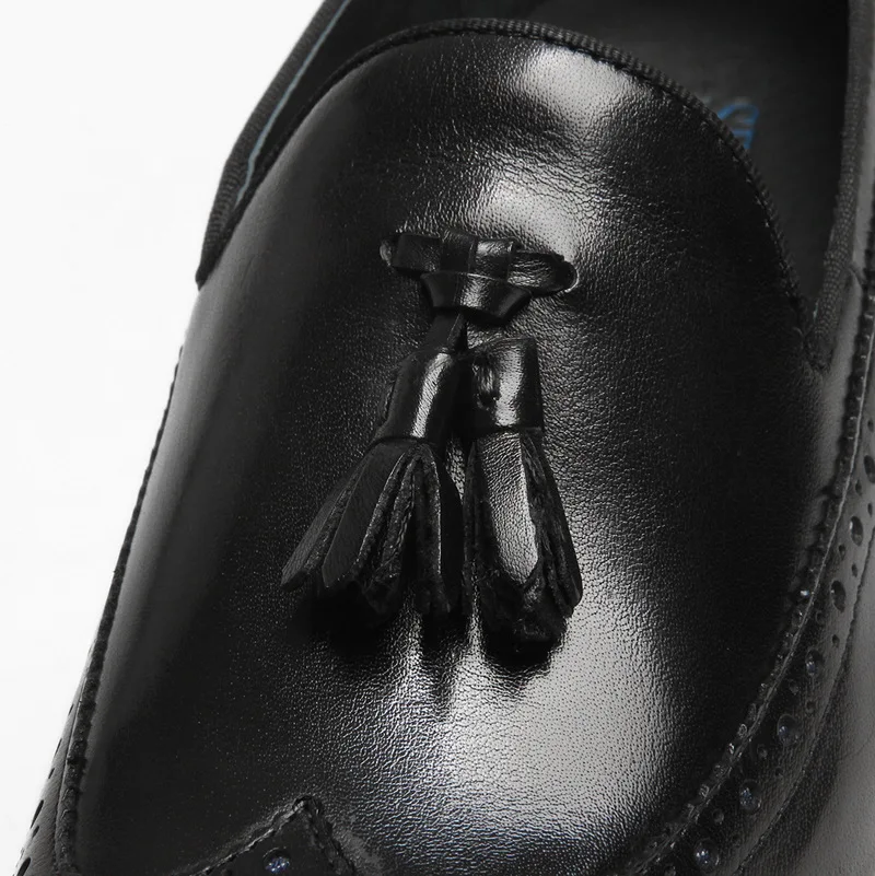 Туфли мужские парадные без шнуровки заостренный носок бахрома броги обувь для