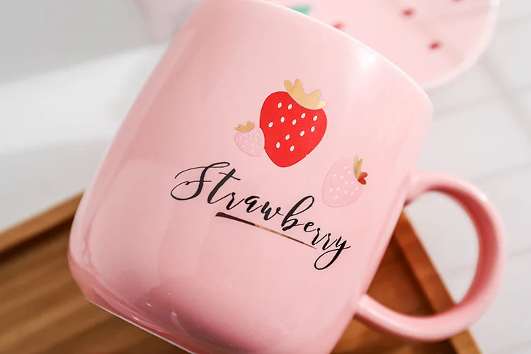 Корейская розовая керамическая кружка с клубничкой милый мультфильм с крышкой с ложкой кофейные кружки креативная керамическая чашка Студенческая чашка Дамская Подарочная чашка