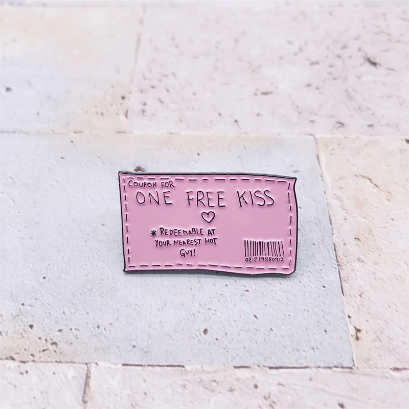 Эмалированная брошь в виде розового конверта с изображением персонажа