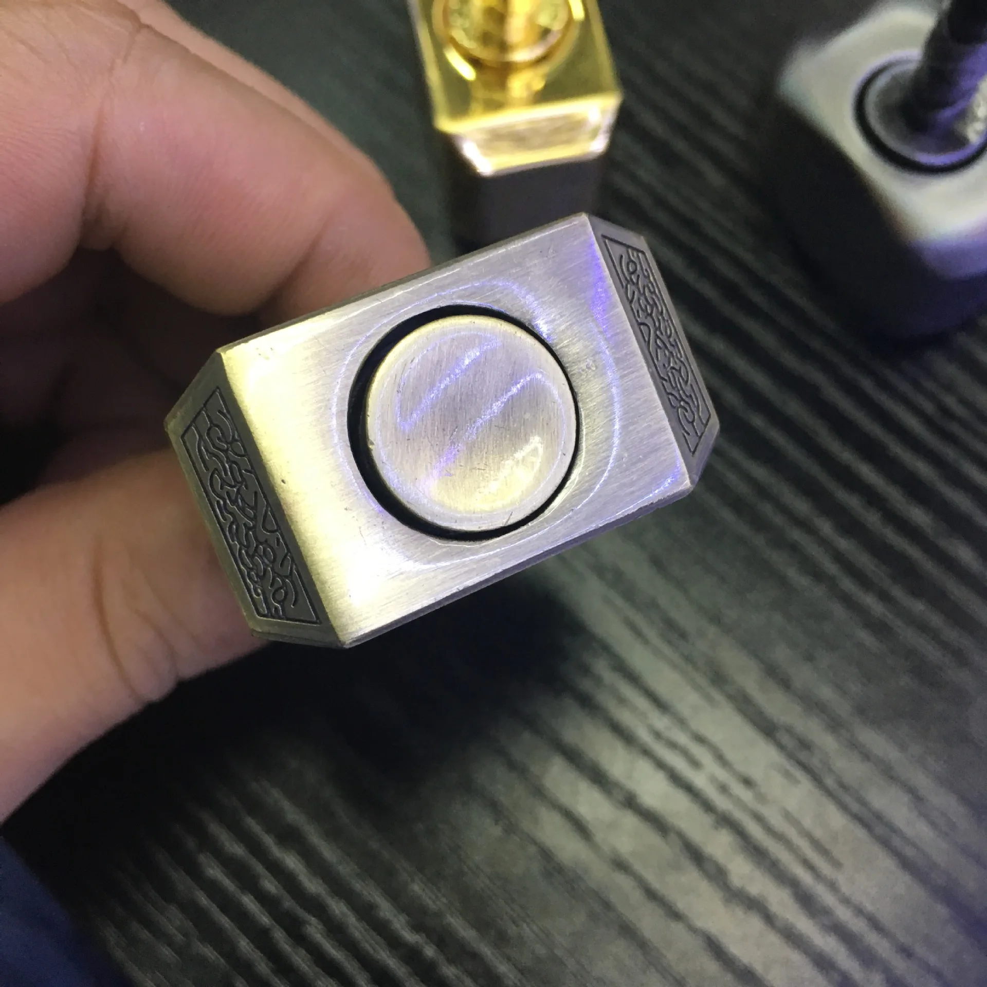Спиннер ручной игрушка землетрясения палец предназначенный Tri Spinner Анти Стресс