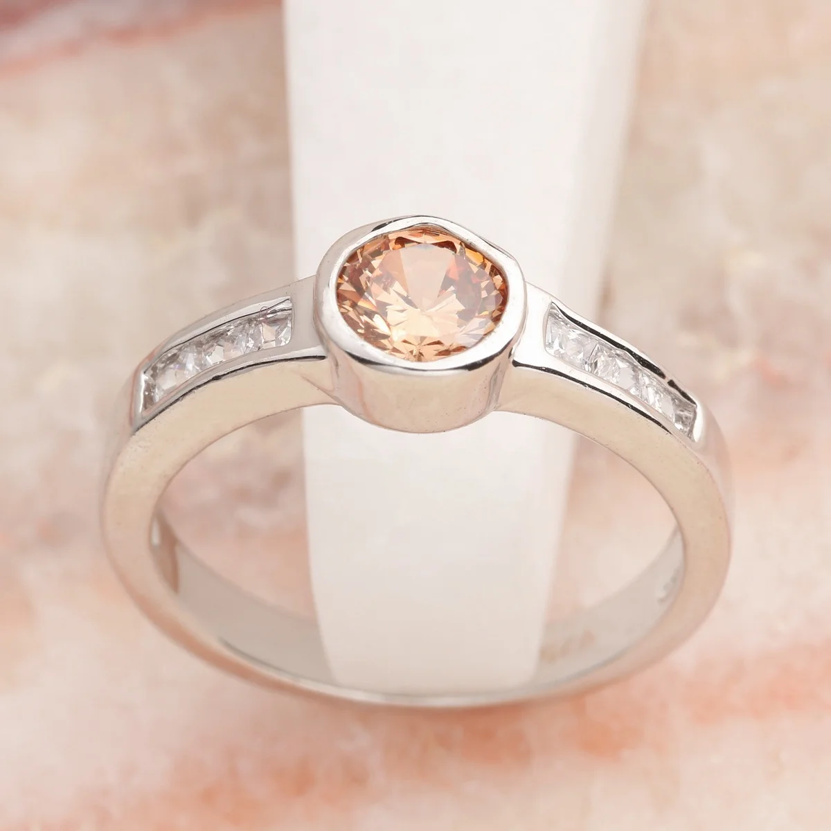 Кольцо женское из коричневого морганита 5*5 мм с полудрагоценным камнем Q2048 |