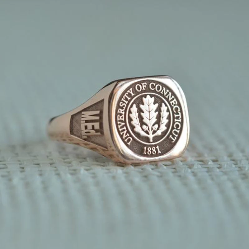 Изготовленное на заказ кольцо для студенческого класса с изображением знака