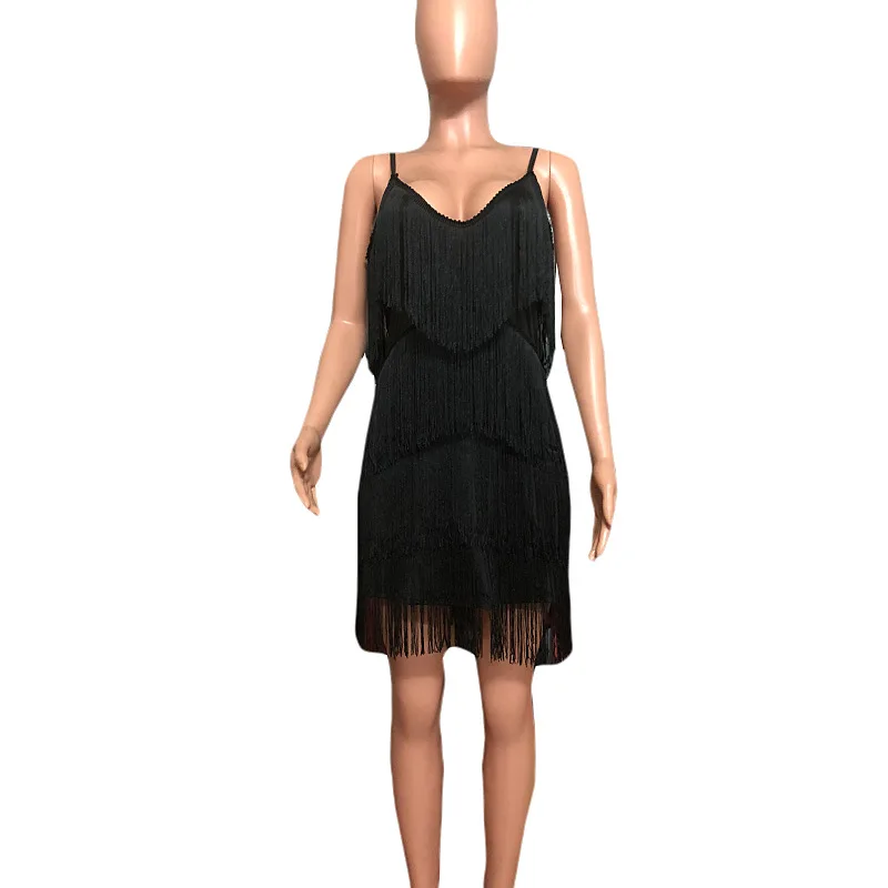 Женское платье с кисточками черное облегающее без рукавов глубоким треугольным