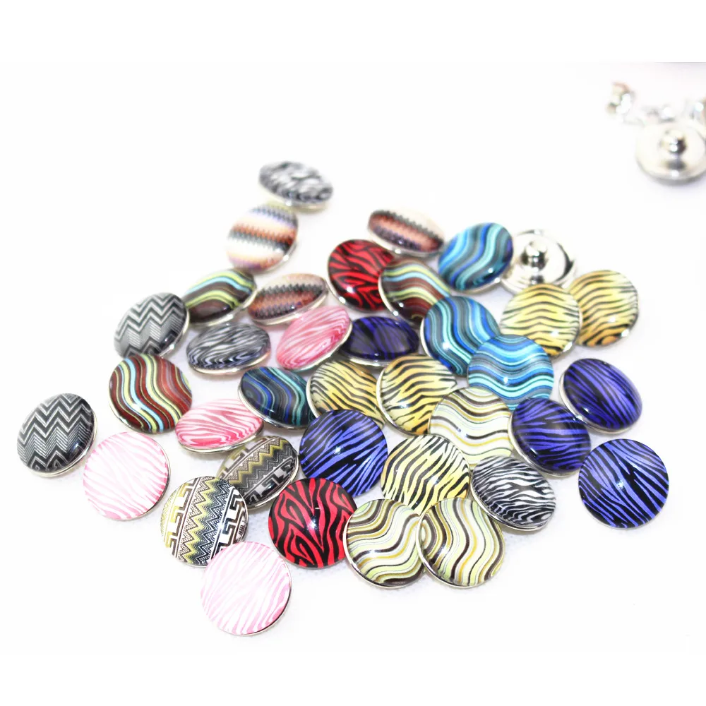 

Горячая продажа 100 шт./лот Смешанные случайные печати волнистые кнопки для 18 мм Имбирные кнопки оснастки Кулон Браслет Подвески diy ювелирные...