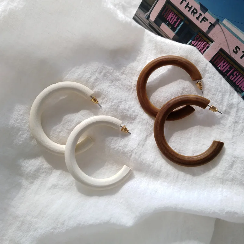 

Simple temperament wild fashion C word wood earrings atmospheric fashion hip hop ins wind female earrings