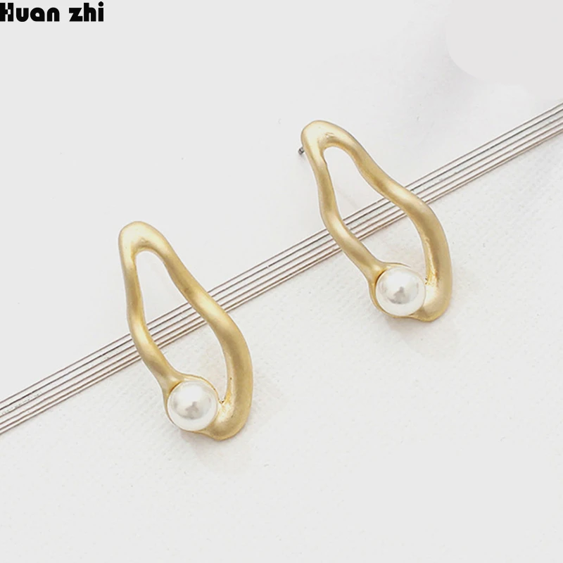 HUANZHI New Design Matte Metal Gold Irregular Twisted Wave Geometric Oval Pearl Stud Earrings for Women Girl Gift | Украшения и