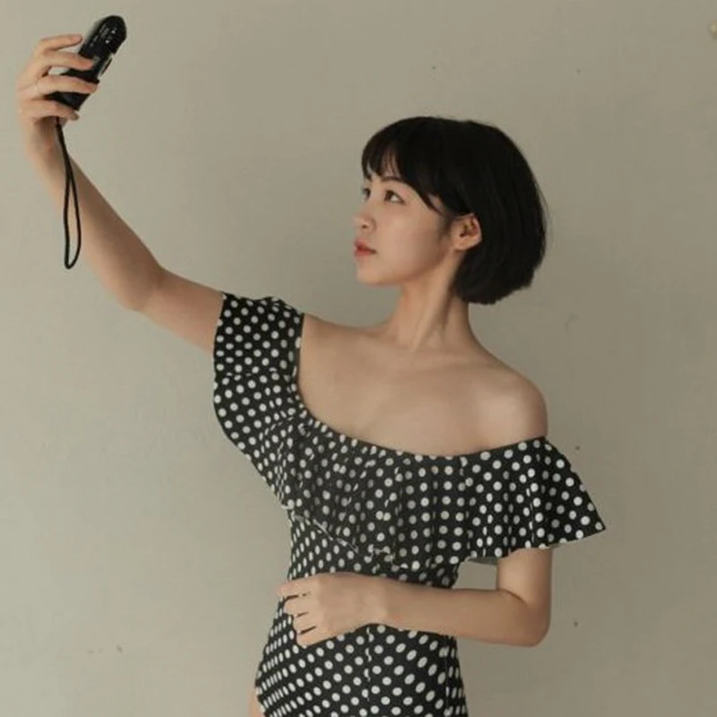 Черно белые комплекты купальники с оборками в горошек женские слитные без