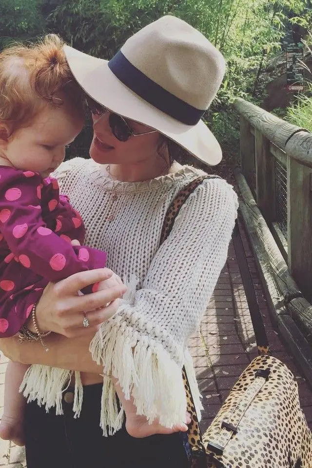 Осенне-зимний вязаный женский свитер цвета слоновой кости с круглым вырезом в