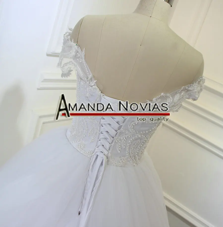 Свадебное платье на бретельках с открытыми плечами простое но Элегантное