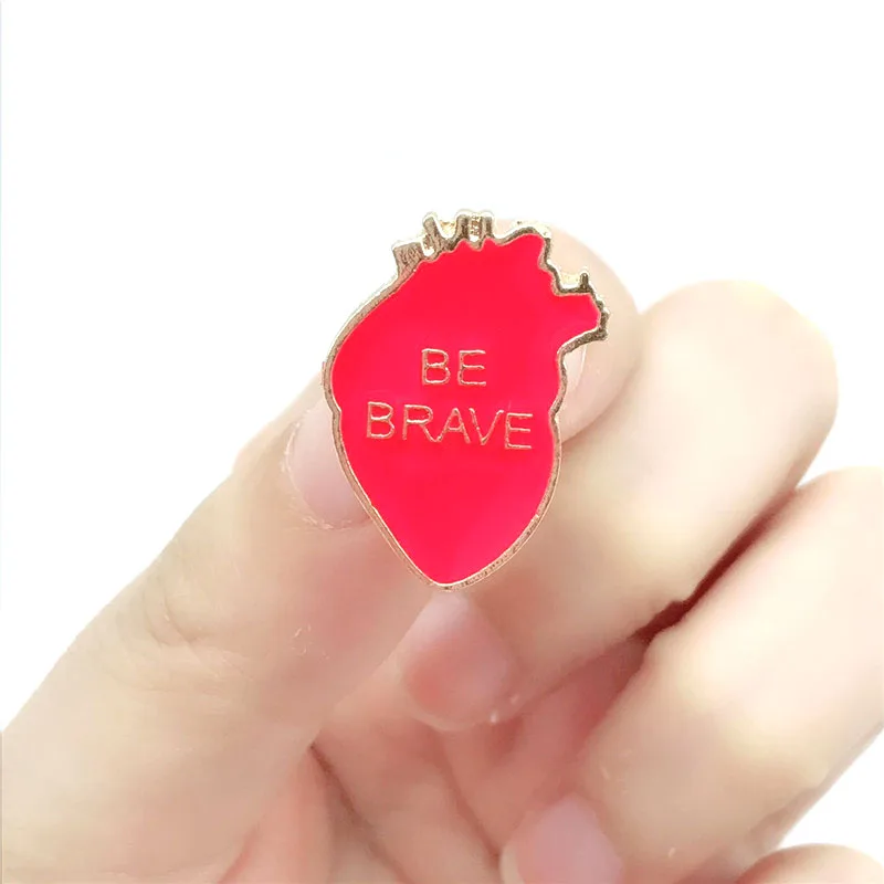 red 4 Pin значки с героями мультфильмов буквы BE BRAVE Броши для женщин Brave Heart Pins ювелирные изделия для воина эмаль значки на рюкзак сумка аксессуары - Окраска металла: red
