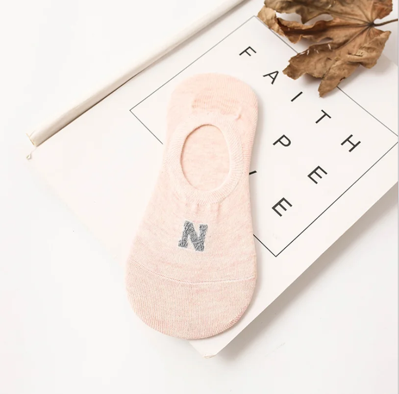 CRAZY FLY Spring Summer New Silicone Non-silp Invisible Boat Socks Harajuku Feather Yarns Letter N Women Short | Женская одежда