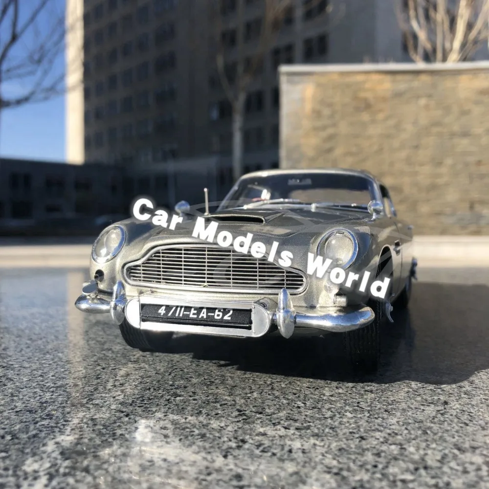 Литая модель автомобиля для DB5 1:18+ маленький подарок