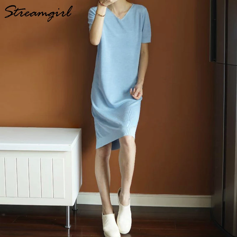 Женское трикотажное платье футболка зеленое с коротким рукавом и треугольным