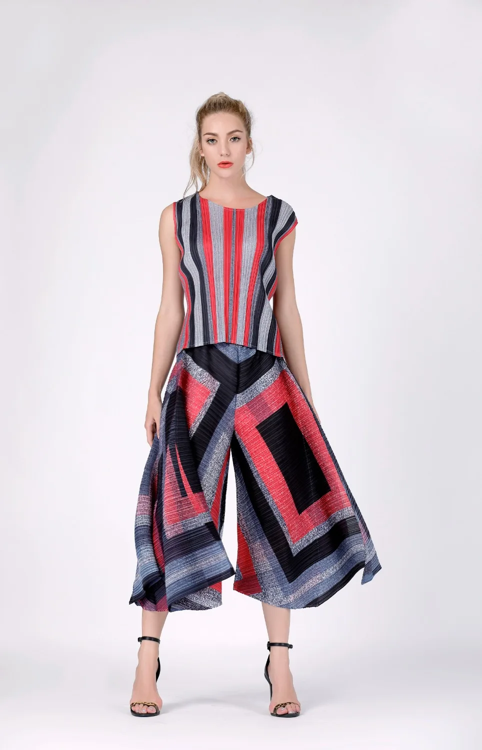 Лидер продаж Женский комплект из двух предметов топ в полоску миаке со складками