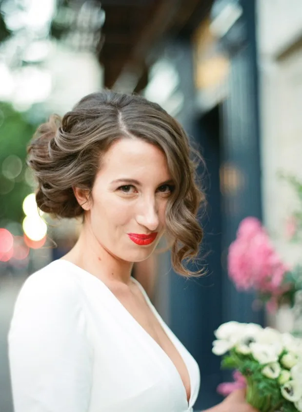 Короткие свадебные платья длиной ниже колена с коротким рукавом и глубоким V