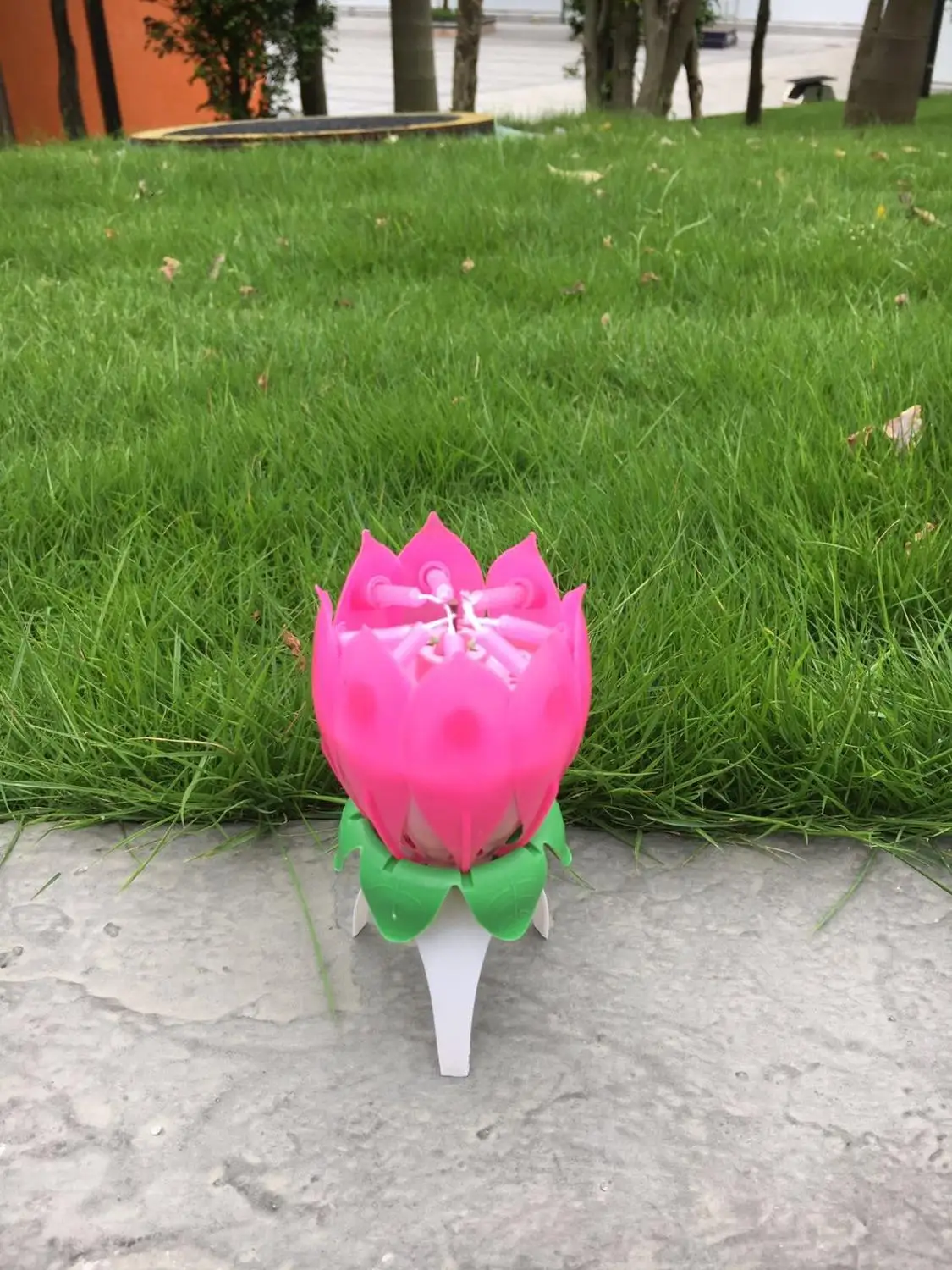 Искусственный Лотос музыкальный пластиковый подсвечник на день рождения