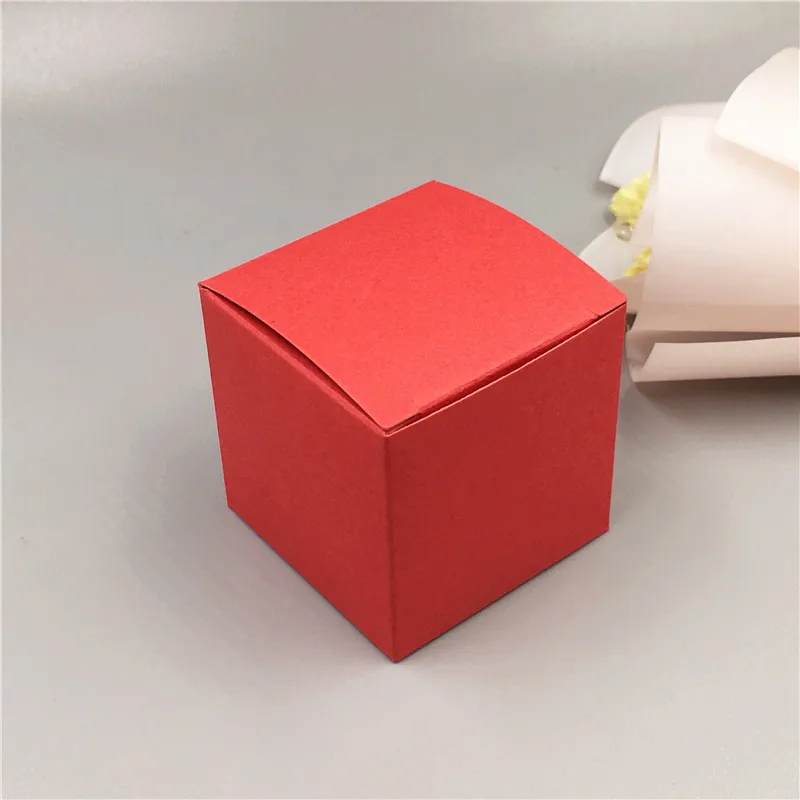 red 120 шт./лот 4 цвета Бумага квадратные коробки для конфет с резными полые 5*5*5 см прекрасный свадебный упаковка подарочная коробка - Цвет: red