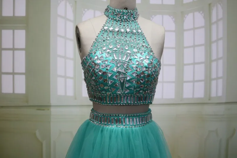 Сексуальное коктейльное платье с кристаллами блестящее высокой горловиной из