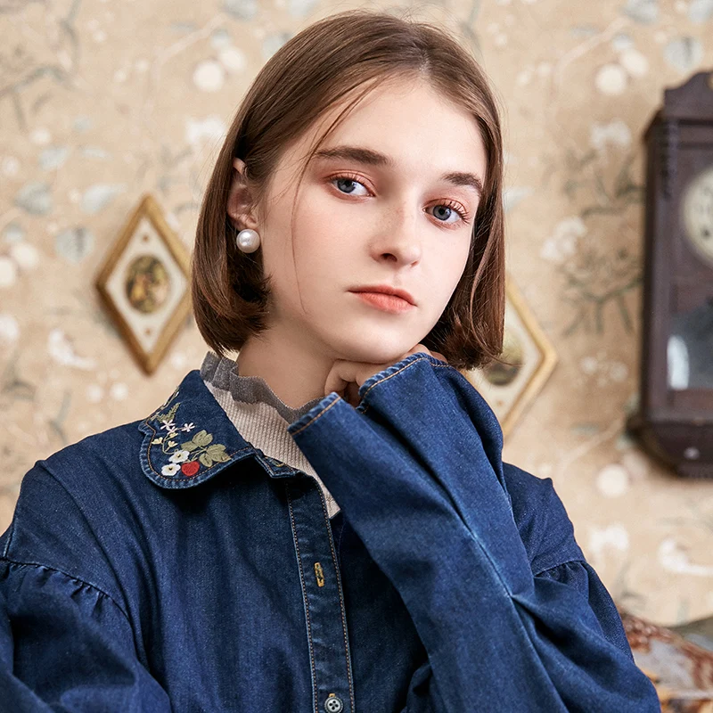 ARTKA Осенняя новинка Женская джинсовая рубашка с вырезом и вышивкой винтажная блузка с рукавами-фонариками Повседневная джинсовая рубашка SN10189D
