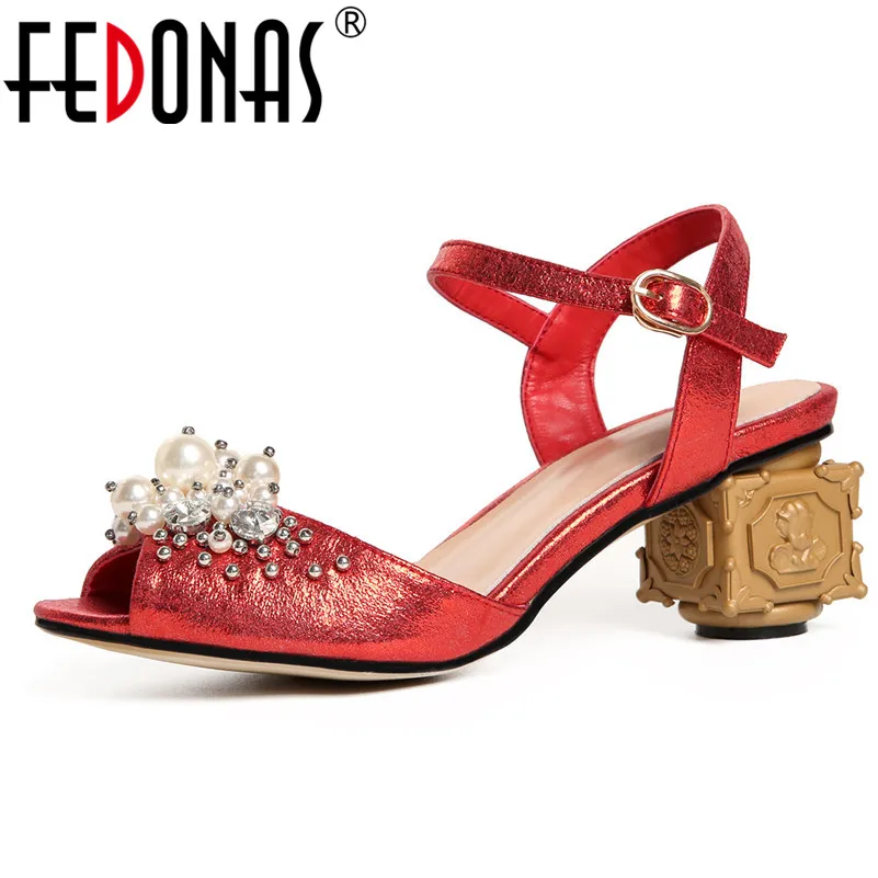 Женские сандалии FEDONAS из овчины на каблуке в ретро-стиле украшенные жемчугом лето