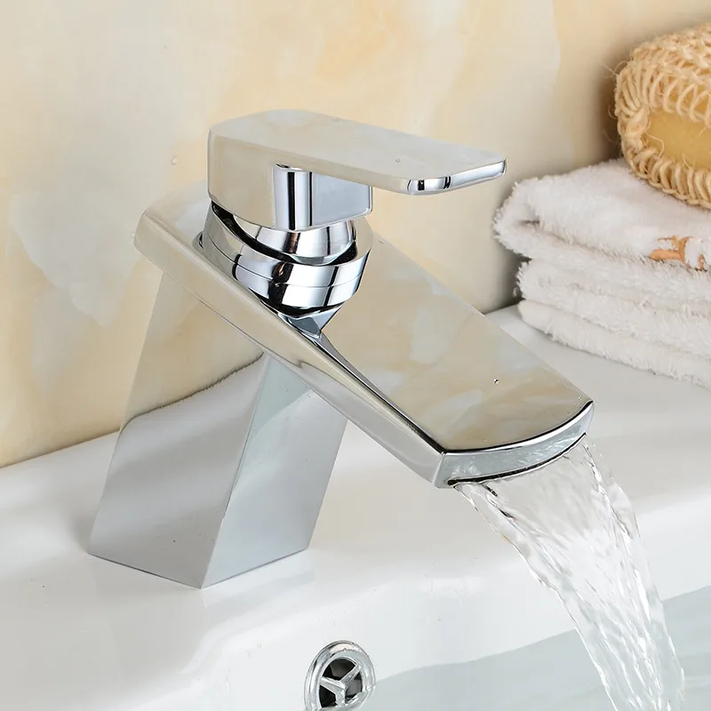 Смеситель для ванной комнаты Водопад установленный на бортике кран раковины с