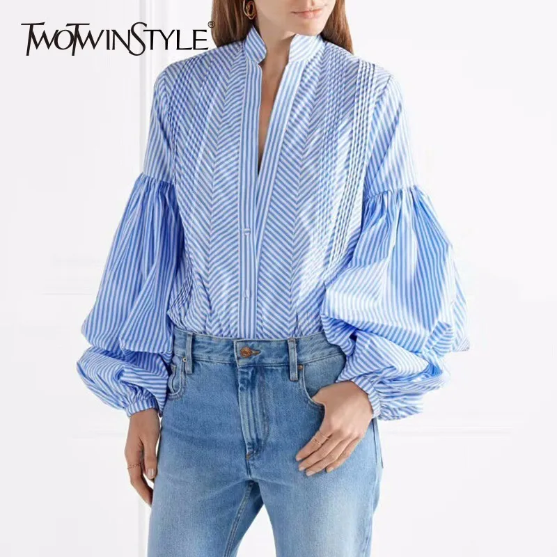 Женская блузка в полоску TWOTWINSTYLE голубая офисная с рукавами фонариками и V