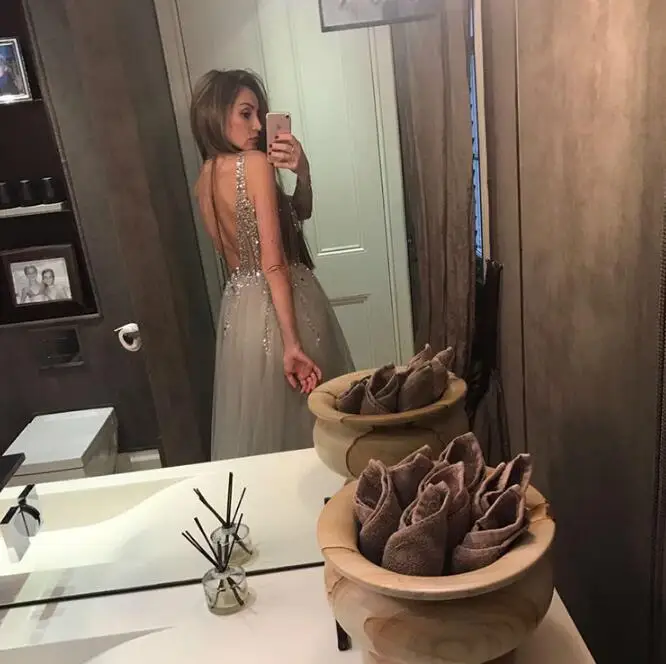 Женское длинное платье с блестками и высоким разрезом однотонное осенне зимнее V