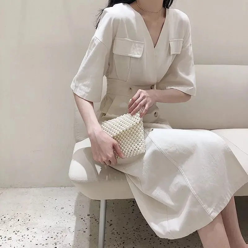 Платья с v-образным вырезом и расклешенными рукавами до середины голени на