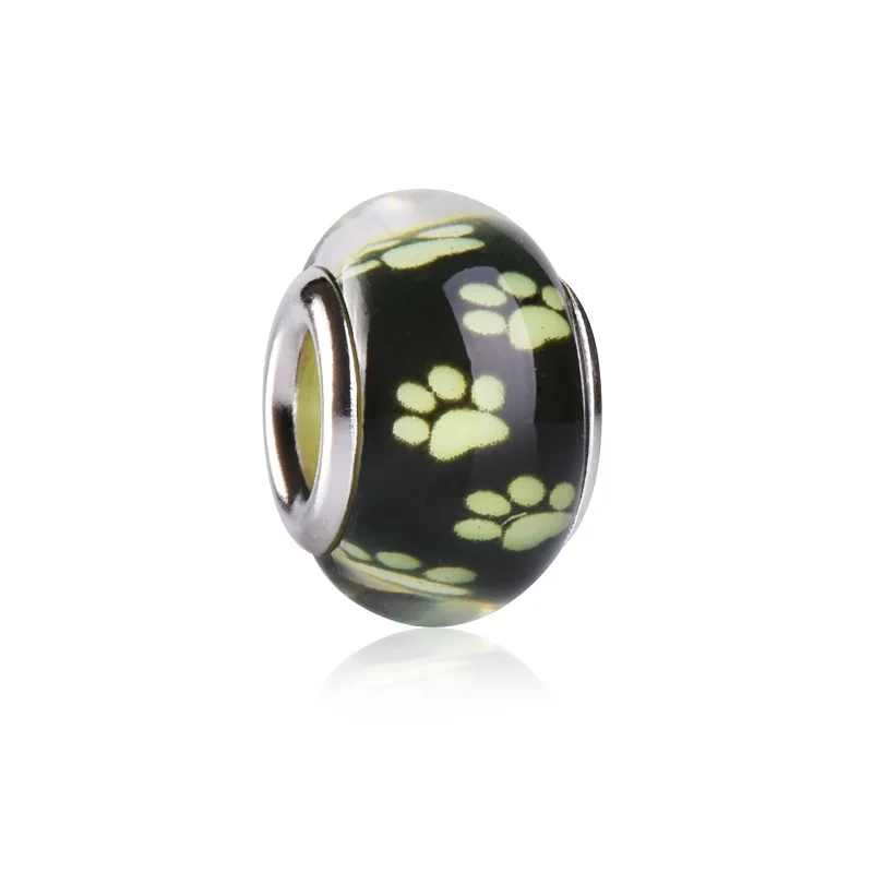 Черный фон собачьи ножки круглые полимерные пластиковые бусины амулеты большая