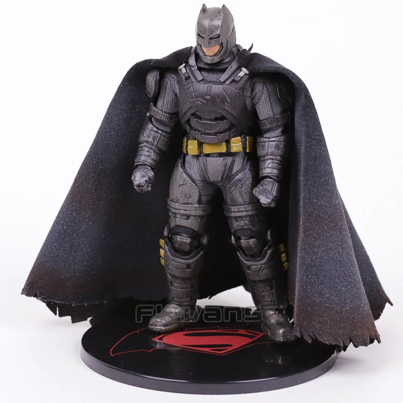 MEZCO TOYZ Бэтмен против Супермена на заре справедливости Бэтмен в доспехах 1:12 ПВХ фигурка Коллекционная модель игрушки с светодиодный светильник