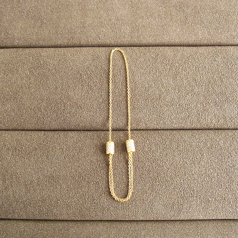 Набор из небольших цилиндрических серег и браслета с фианитом | Украшения