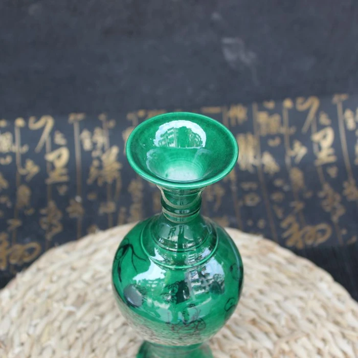 Pastel porcelain household living room decorated with long necked green vase furnishings | Дом и сад