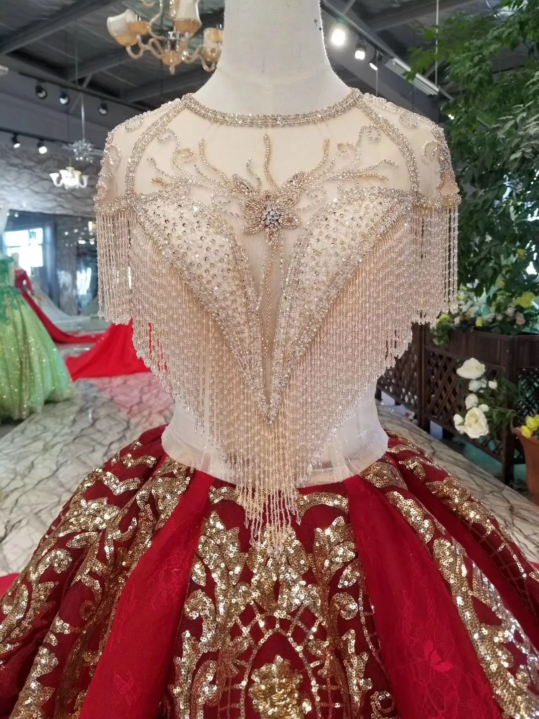 

2019 Designer Prom Dresses New Collection Burgundy Luxurious Tassels Red Gold Lace Appliques Amazing Formal Evening Prom Dress