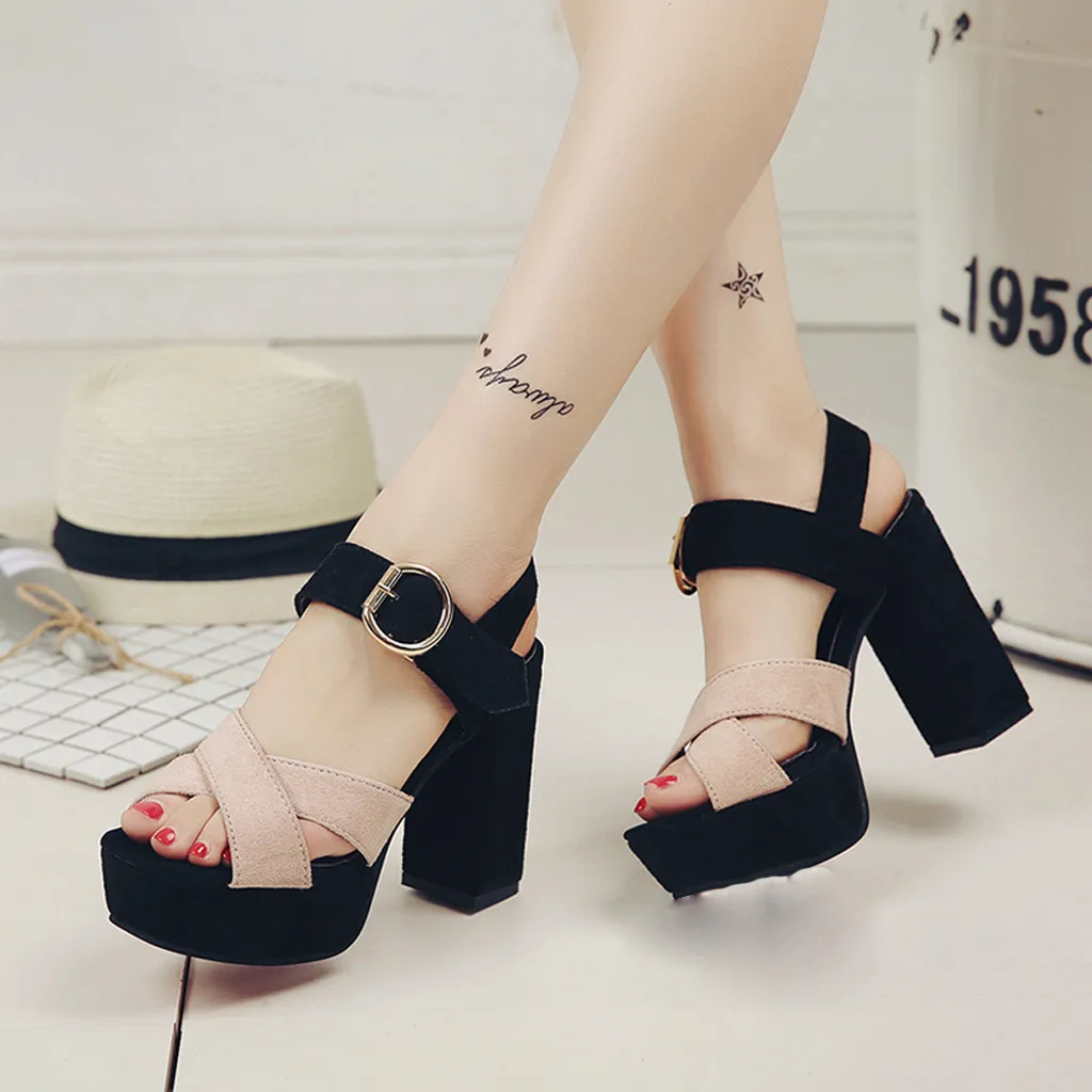 Женская замшевая обувь с открытым носком на высоком квадратном каблуке пряжкой