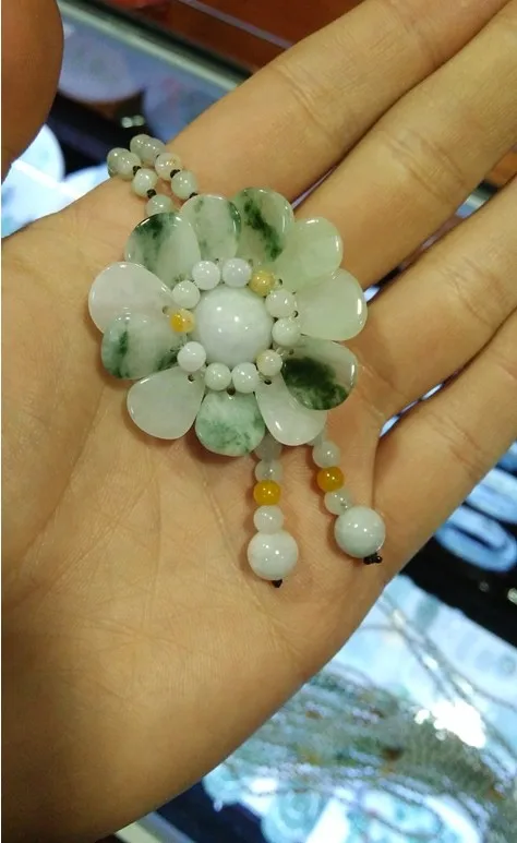 

Exquisite natural natural Burmese stone pendant three-color beads sun flower pendant female jewelry JADES jewelry ball necklace