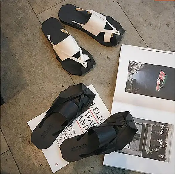 Мужские летние шлепанцы на плоской подошве новые модные с перекрестной