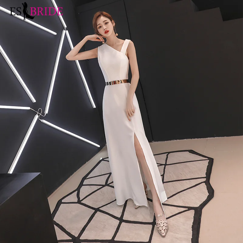 Женское вечернее платье без рукавов белое асимметричное элегантное простое